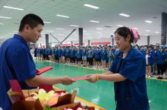 家紡成品車間勞動(dòng)競(jìng)賽總結(jié) 優(yōu)秀員工捧起大花束